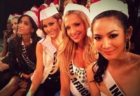 Beberapa peserta Miss Universe 2012 termasuk Selena memakai topi Santa Klaus. (dok. Mustika Ratu)