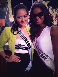 Selena berpose dengan Leila Lopes, Miss Universe 2011. (dok. Mustika Ratu)