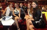 Dara berusia 21 tahun itu tampak memakai kemben putih dan rok hitam. (dok. Mustika Ratu)