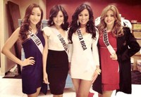 Selena berpose dengan kontestan asal Korea, Costa Rica, dan Ecuador. (dok. Mustika Ratu)