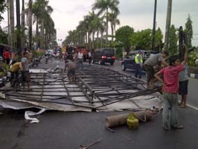 Belasan Baliho Tumbang Diterjang Puting Beliung