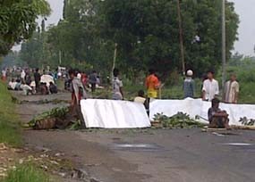 Ringroad Bangkalan Lumpuh Diblokir Pro Imam-Zain