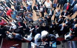 Ketua Umum PSSI Djohar Arifin memimpin sidang darurat itu tanpa pengeras suara, sementara peserta mengikutinya sambil berdiri.