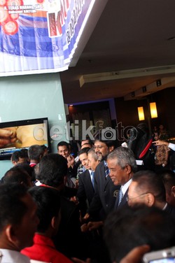 Para peserta mengikuti Kongres Luar Biasa (KLB) sambil berdiri.