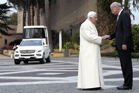 CEO Mercedes-Benz Dieter Zetsche secara pribadi menyerahkan sebuah Mercedes-Benz M-Class kepada Paus di Vatican. Stuttgart/Rome.