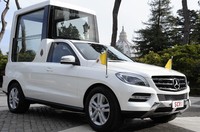 Popemobile menggunakan teknologi terbaru dari M-Class terkini. Dibanding dengan Popemobile yang lama, kubah untuk Paus kini berukuran lebih luas dan lebih nyaman untuk diakses. Stuttgart/Rome.