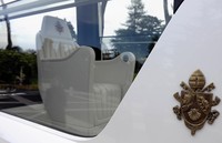 Paus pun bisa melihat ke luar mobil dengan lebih baik berkat penggunaan panel kaca. Sementara warna mobil tetap menggunakan warna khas Popemobile yakni putih. Stuttgart/Rome.