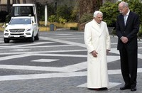 Mobil untuk Paus memang tidak bisa sembarangan, ada spesifikasi khusus, terutama bagian mobil yang harus terbuka agar masyarakat bisa melihat Paus, tetapi di sisi lain harus aman. Stuttgart/Rome.