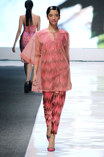 IKAT Indonesia by Didiet Maulana. Jakarta Fashion Week 2013 at Plaza Senayan. Jakarta. [Foto: Mohammad Abduh/Wolipop]