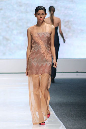 IKAT Indonesia by Didiet Maulana. Jakarta Fashion Week 2013 at Plaza Senayan. Jakarta. [Foto: Mohammad Abduh/Wolipop]