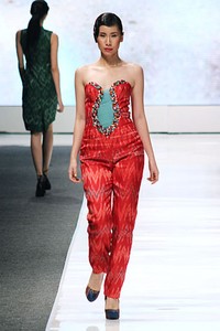 IKAT Indonesia by Didiet Maulana. Jakarta Fashion Week 2013 at Plaza Senayan. Jakarta. [Foto: Mohammad Abduh/Wolipop]