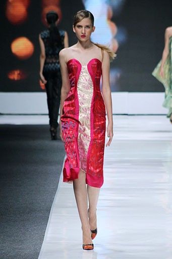 IKAT Indonesia by Didiet Maulana. Jakarta Fashion Week 2013 at Plaza Senayan. Jakarta. [Foto: Mohammad Abduh/Wolipop]