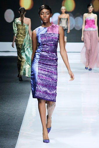 IKAT Indonesia by Didiet Maulana. Jakarta Fashion Week 2013 at Plaza Senayan. Jakarta. [Foto: Mohammad Abduh/Wolipop]