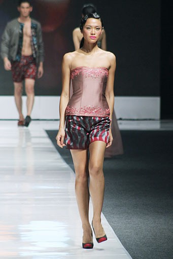 IKAT Indonesia by Didiet Maulana. Jakarta Fashion Week 2013 at Plaza Senayan. Jakarta. [Foto: Mohammad Abduh/Wolipop]