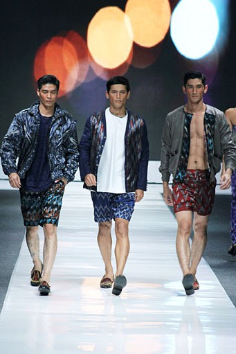 IKAT Indonesia by Didiet Maulana. Jakarta Fashion Week 2013 at Plaza Senayan. Jakarta. [Foto: Mohammad Abduh/Wolipop]