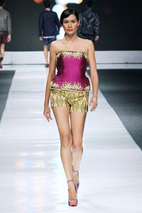 IKAT Indonesia by Didiet Maulana. Jakarta Fashion Week 2013 at Plaza Senayan. Jakarta. [Foto: Mohammad Abduh/Wolipop]