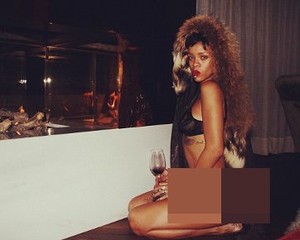 Hanya Pakai Bra, Rihanna Pamer Bokong di Twitter