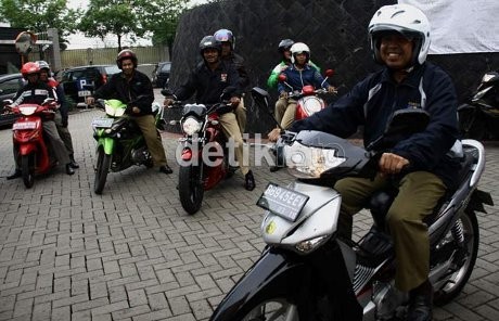 Nur Mahmudi Touring Naik Motor dari Depok ke KPK