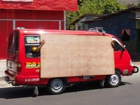 Sopir angkot di Kabupaten Kalabahi - Alor rela membantu penumpang untuk menopang papan sambil menyetir. (Foto: Paskhia Trisniasti)