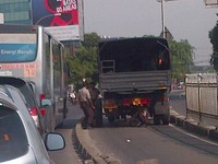    Truknya jangan dibiarkan mogok lama ya Pak Polisi, kasihan buswaynya. (Foto: Dian K Aru)