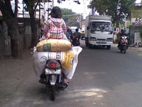 Agar sampai dengan cepat dan berhasil membawa semua muatan, motor ini merelakan kenyamanan anak perempuannya. Foto diambil di daerah Kalideres. (Foto: Didin Hajudin Ismail)