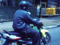     Spion kanan pada motor sangat berbeda dengan motor lainnya karena menggunakan spion untuk truk. (Foto: Gilang Pratama Nugraha Putra)