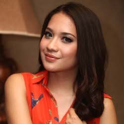Christie Julia, Si Cantik dari Panggung Inbox