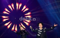 Penampilan kolaborasi Inka Christie dengan penyanyi asal Malaysia, Amy Search.