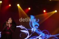 Penyanyi asal Malaysia Shila Amzah turut meriahkan konser 'Ekspresi Karya Gemilang'.