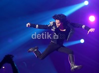 Amy Search terlihat sangat enerjik di atas panggung.