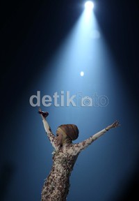 Di penampilannya kali ini, Rossa cantik mengenakan jilbab.