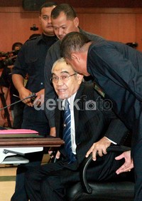 Saat disinggung majelis siapa yang mengubah putusan itu, Yamani mengaku tidak tahu. Dia hanya mengatakan kalau dirinya cuma menandatangani perbaikan salinan putusan tanpa membaca amar putusan tersebut.