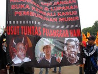 Aktivis dari Visioner Untuk Munir (VISUM) menggelar aksi unjuk rasa memperingati Hari HAM Internasional di depan Istana Negara, Jakarta