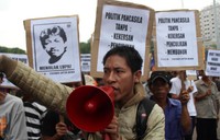 Para aktivis juga meminta Presiden SBY membuka kembali kasus terbunuhnya aktivis HAM, Munir dan penuntasan kasus hilangnya aktivis dan mahasiswa 98.