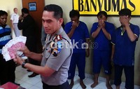SW, dosen Unsoed Berdiri paling kiri, aparat kepolisian juga mengamankan dua orang lainnya diantaranya SM (58) dan TW (43).