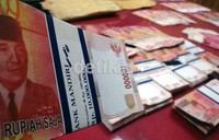  Dari tangan tersangka petugas mengamankan uang palsu pecahan Rp 100 ribu sebanyak Rp 41,5 juta dan Rp 100 ribu uang mainan sejumlah Rp 90 juta.     