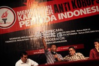 Bambang Widjojanto dengan gaya khasnya mempresentasikan peta korupsi terkini dengan gaya yang bersemangat dan meledak-ledak.
