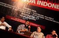(Kiri-kanan) Moderator Hendra Hasanudin, Bambang Widjojanto, Trimedya Panjaitan dan Ketua BEM UI Faldo Maldini. Acara ini diprakarsai oleh organisasi sayap PDIP Taruna Merah Putih.