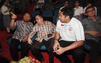Bambang Widjojanto berbincang dengan Trimedya Pandjaitan dan Ketua Taruna Merah Putih Maruarar Sirait (kaos putih) dan Jubir KPK Johan Budi (kanan).
