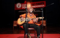 Seniman di komunitas seniman Bulungan turut ambil bagian dalam diskusi ini dengan lagu kritik sosial dan antikorupsi.