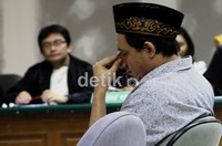 Fahd tampak tertunduk setelah mendengarkan putusan Majelis Hakim. Ramses/detikfoto.