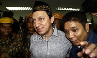 Fahd El Fouz dikawal oleh anggota MKGR saat meinggalkan gedung KPK. Ramses/detikfoto.