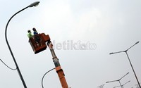Rata-rata usia lampu PJU adalah 20.000 jam atau sekitar 1 tahun 8 bulan.