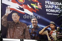 Walaupun Andi Mallarangeng sudah mengundurkan diri dari Menegpora, tetapi gambarnya masih terpampang di kantor Kemenpora. Ramses/detikfoto.