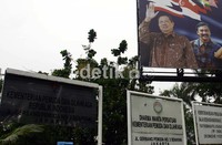 Poster Andi Mallarengeng bersama Presiden SBY terlihat terpampang di gedung Kemenpora. Ramses/detikfoto.