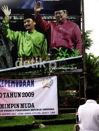Seorang satpam Kemenpora melihat poster Andi Mallarangeng bersama Presiden SBY yang dipasang di sekitar gedung Kemenpora. Ramses/detikfoto.