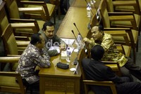 Beberapa anggota DPR berbincang saat sidang paripurna. Ramses/detikFoto.