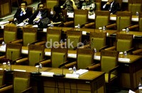 Dalam rapat paripurna yang mengagendakan penentuan perpanjangan masa kerja Timwas Century ini sebanyak 271 anggota DPR tak hadir. Ramses/detikFoto.