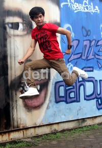 Hap, hap! Cakra Khan berpose loncat di depan kamera. Gusmun/detikHot.