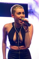 Penampilan Super Seksi Miley Cyrus